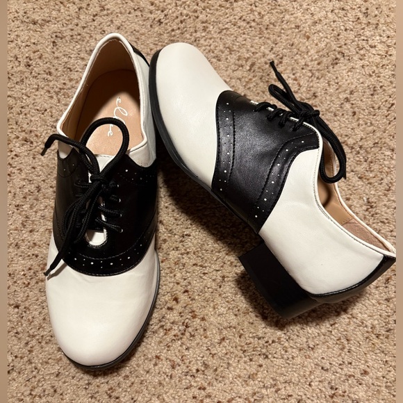 NIB Elle Women's Black & White Two-Tone Oxford Flats - Picture 9 of 10